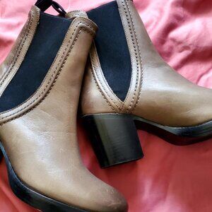 FRYE Jean Chelsea Boots - NEW - Stone - 8